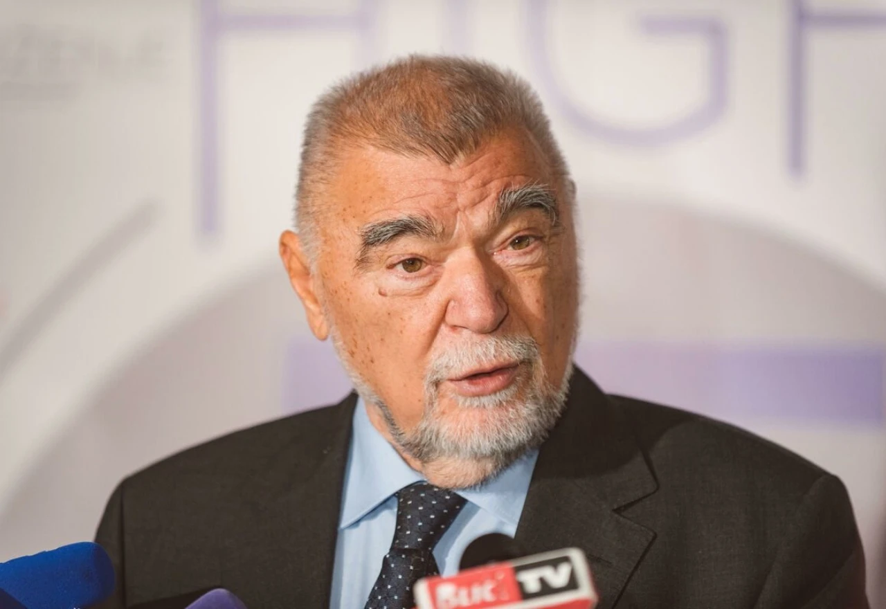 Stipe Mesić: Treba izbaciti ZDS iz Thompsonove pjesme 'Bojna Čavoglave'