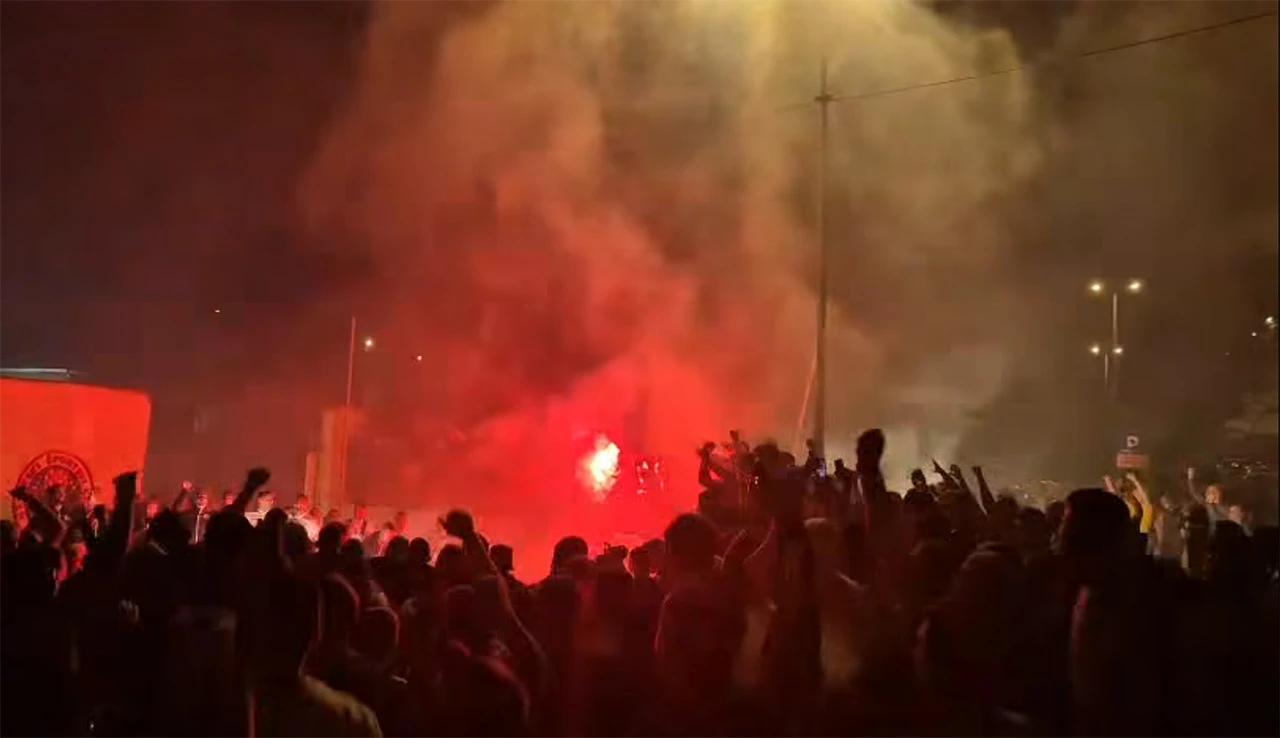 VIDEO | Navijači slave pobjedu: Bakljada pred stadionom HŠK Zrinjski nakon trijumfa u Vrapčićima
