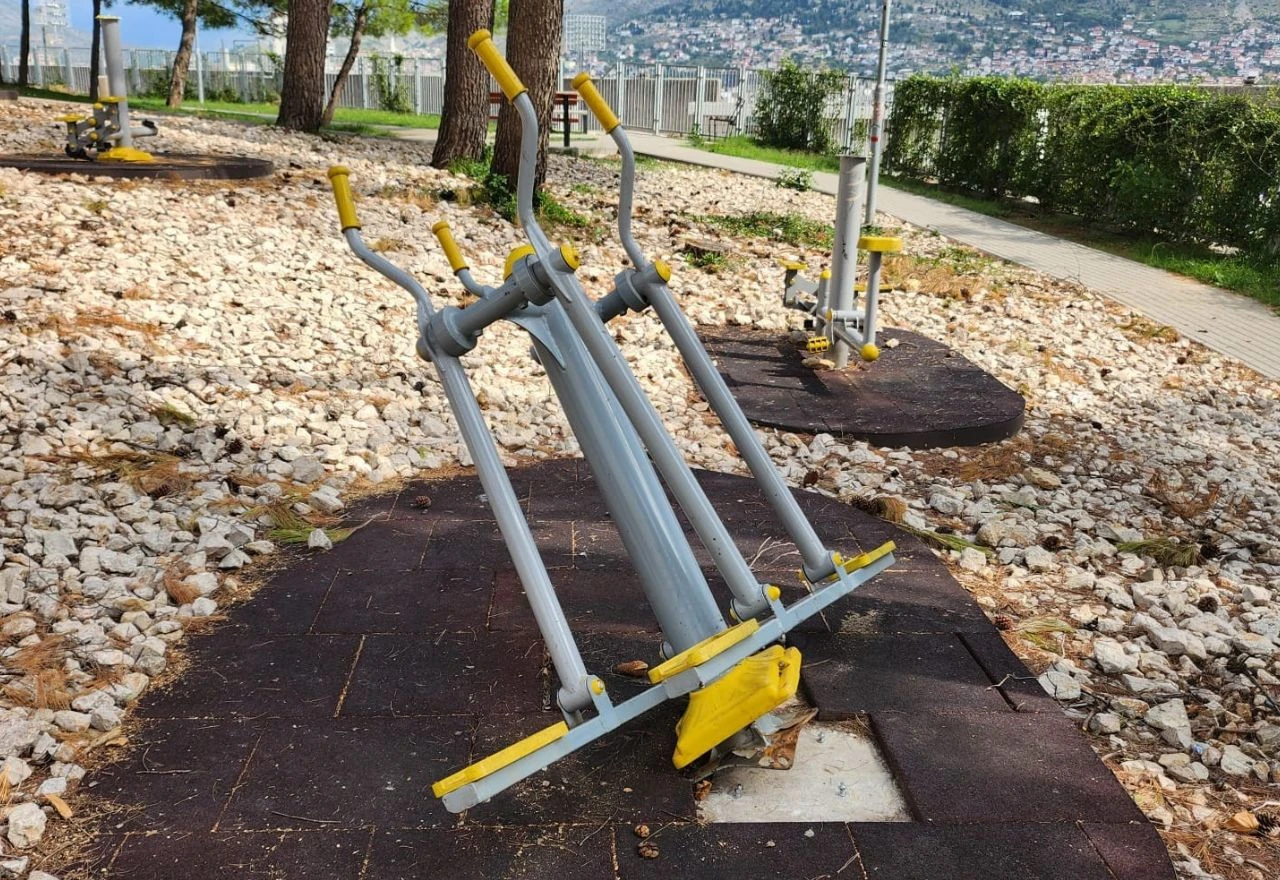 Park iznad stadiona Zrinjskog potpuno zapušten, sprave uništene
