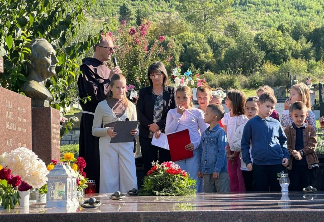 Dan škole u Čapljini započeo molitvom na grobu Vladimira Pavlovića