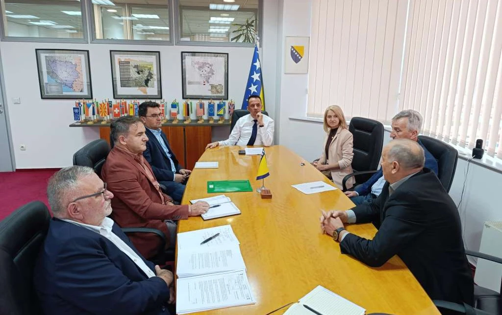 Lakić: Zrak se ne prodaje, ne zatvara i ne predaje