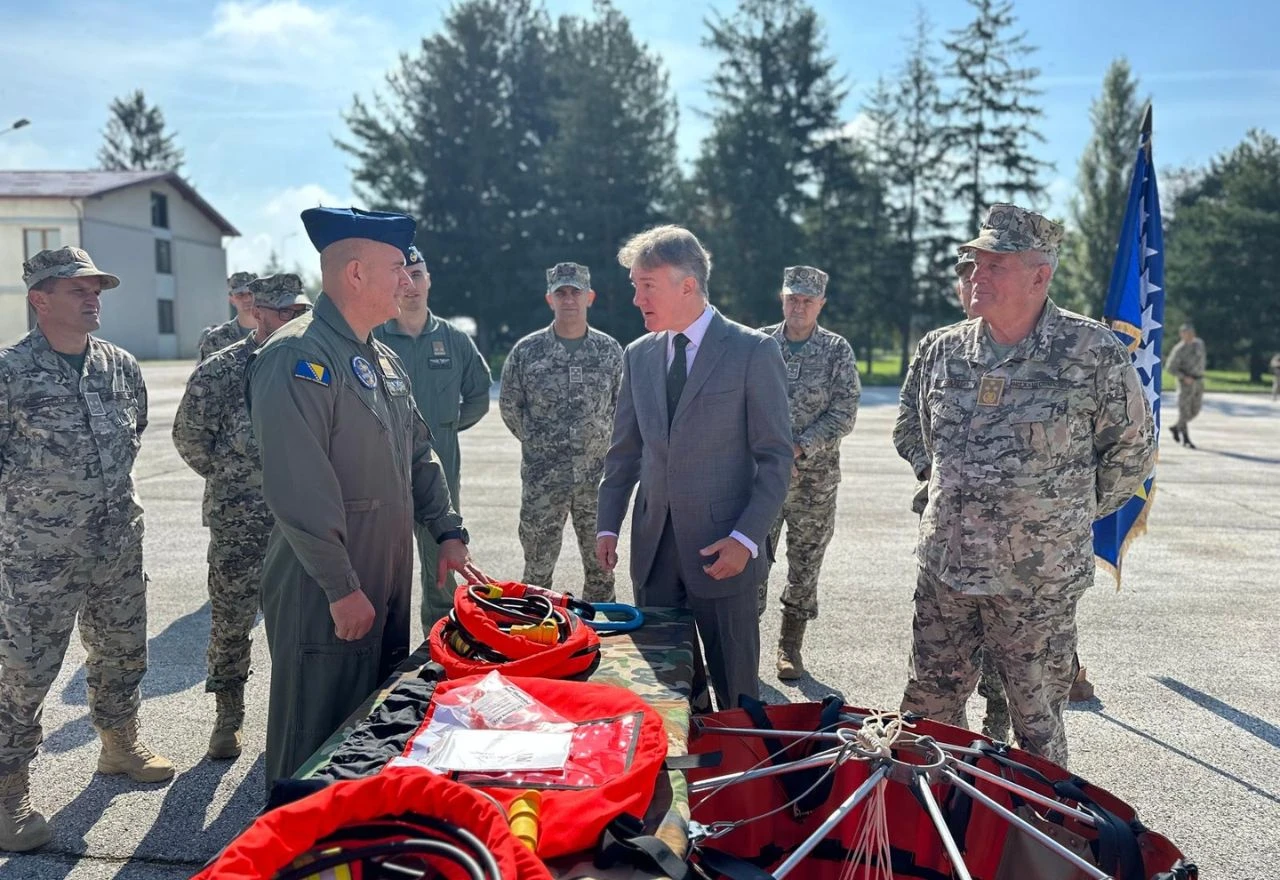 Oružane snage BiH dobile opremu za gašenje požara iz zraka i NATO obuku