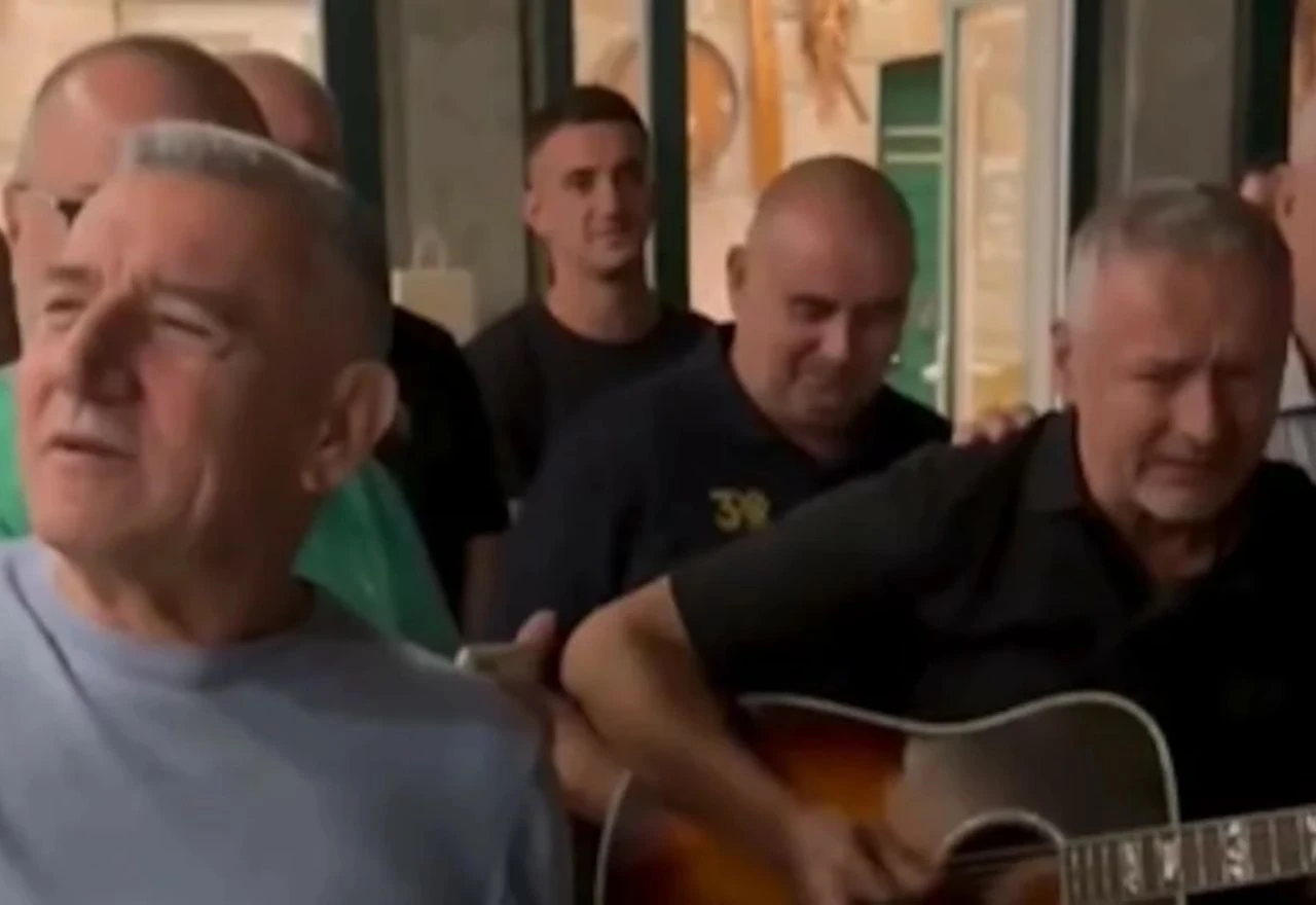 Pogledajte video: Gotovina zapjevao s Thompsonom uz gitaru