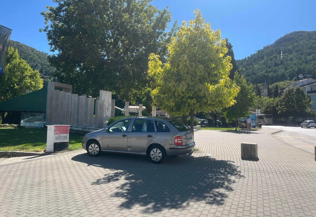 Zbog manjka policajaca Mostar ne može riješiti problem parkiranja na pločnicima