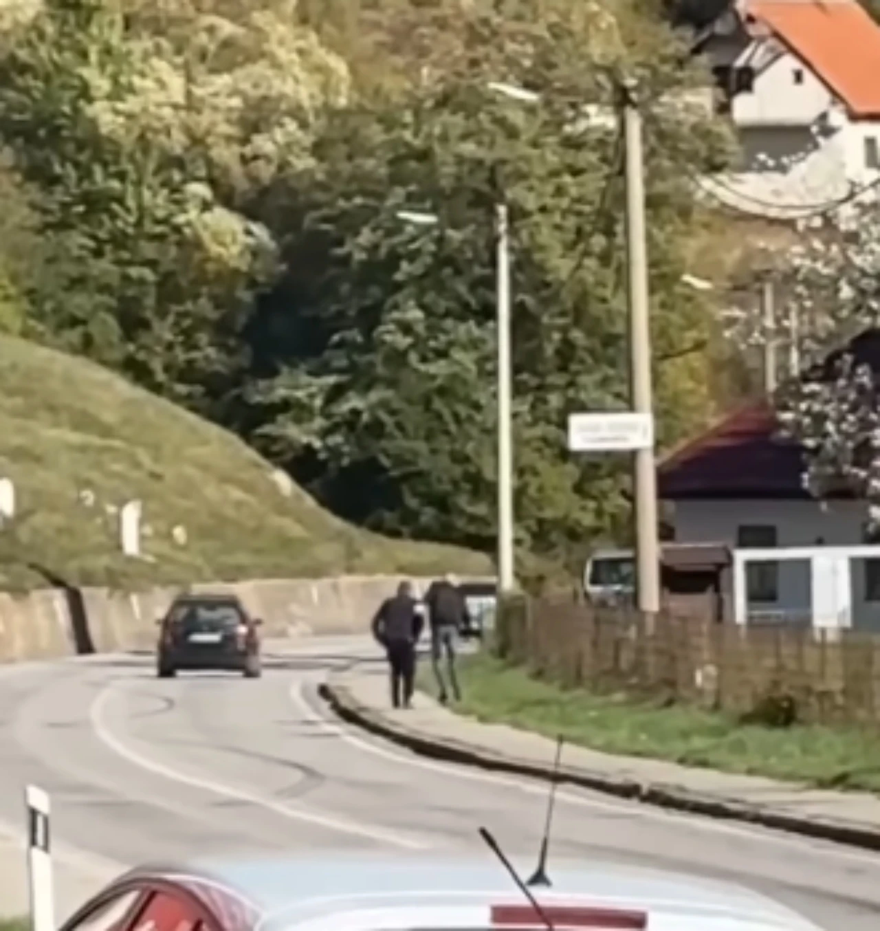 Viralni video iz Travnika: Pijani muškarci teturali i padali po cesti