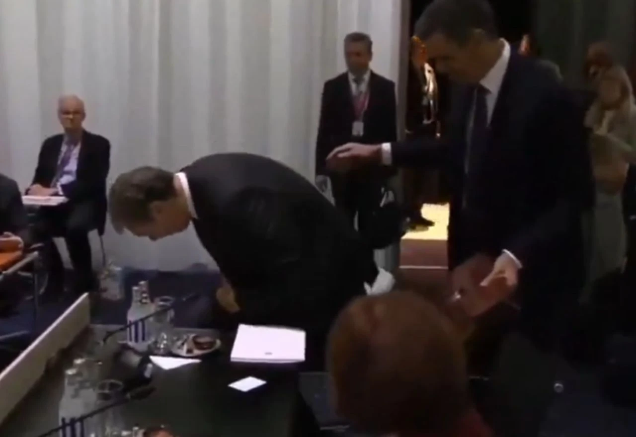 VIDEO | Vučić lutao bez mjesta pa polomio stolić