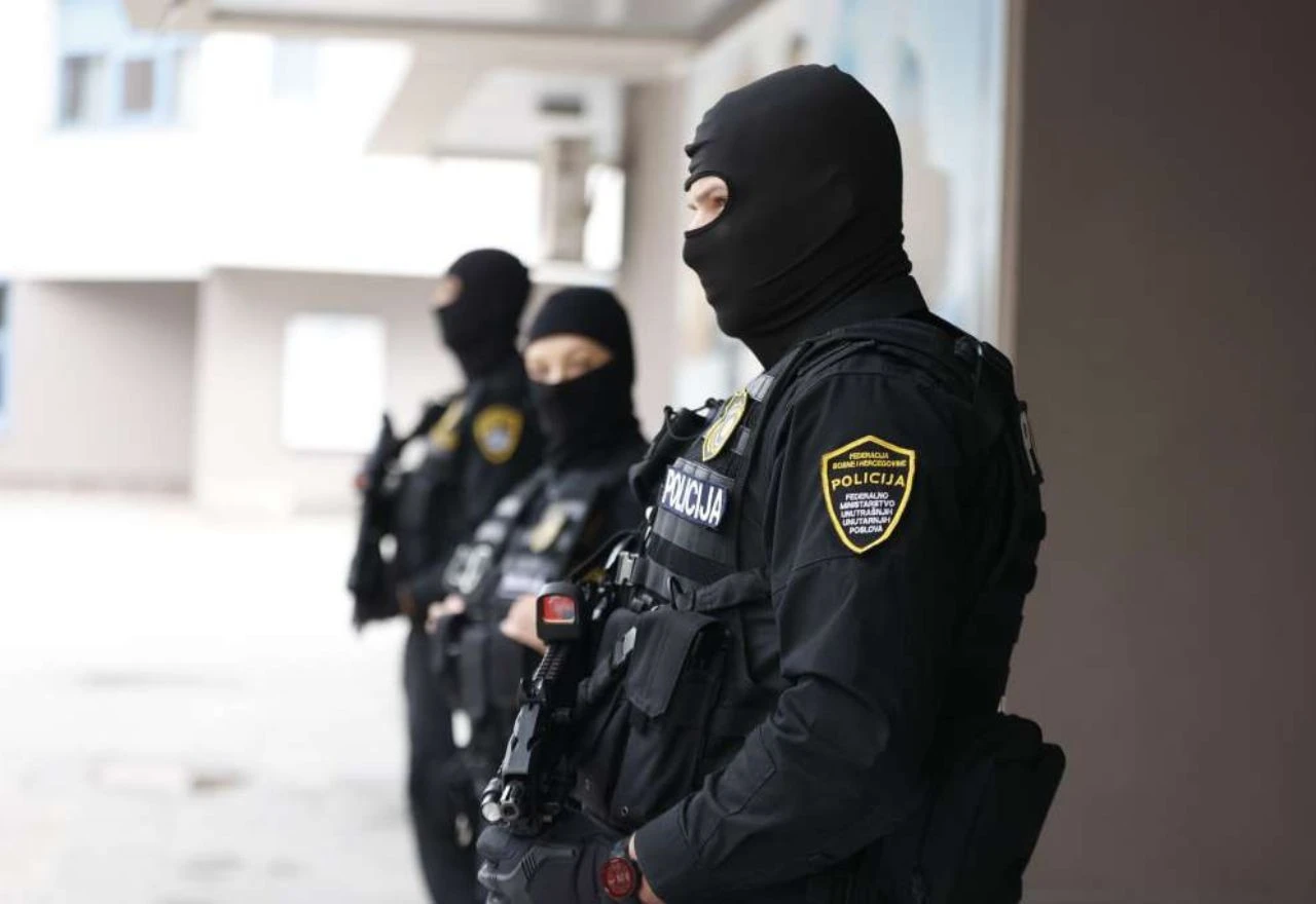 Akcija FUP-a: Uhićene četiri osobe, pronađeni novac i oružje