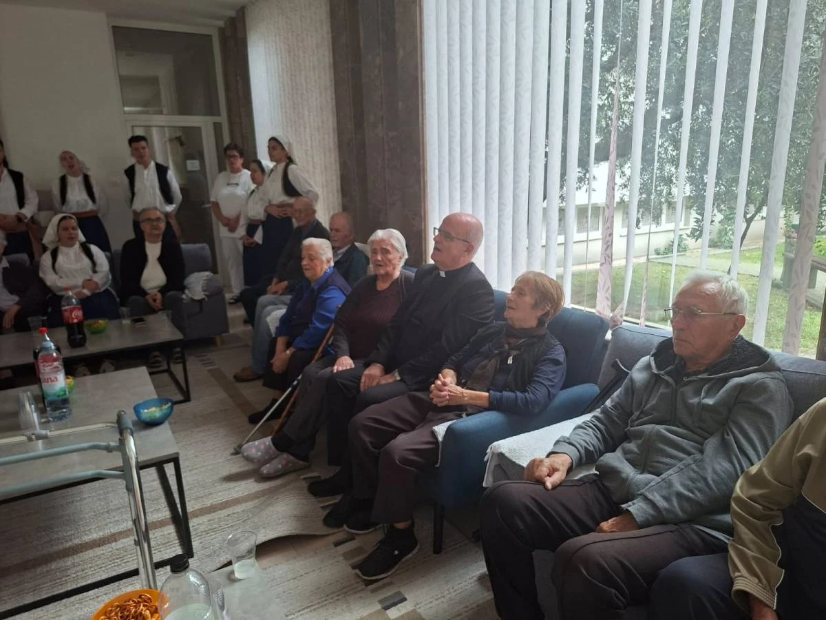 Folkloraši iz Bijelog Polja posjetili Dom umirovljenika u Potocima povodom Dana starijih osoba, donijeli pjesmu, kolo i vedro ozračje.
