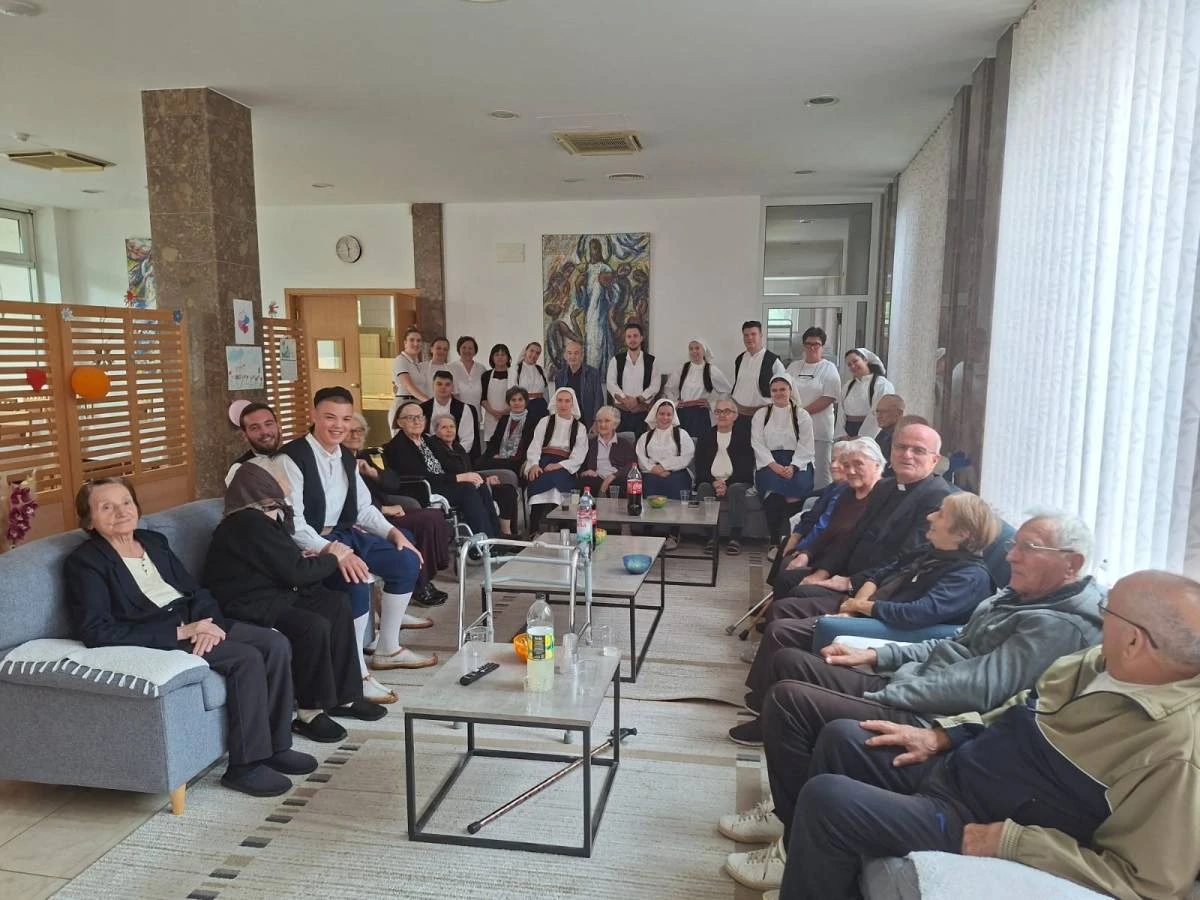FOTO: Folkloraši iz Bijelog Polja pjesmom i kolom razveselili umirovljenike u Potocima