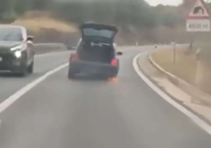 VIDEO: Kilometrima vozila bez guma i otvorenog prtljažnika
