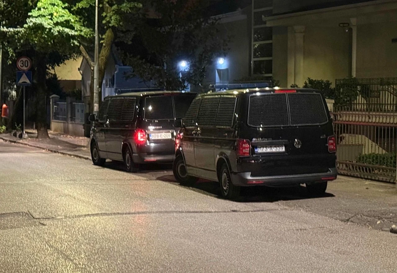Stotinu Ultrasa okupilo se ispred mostarskog zatvora