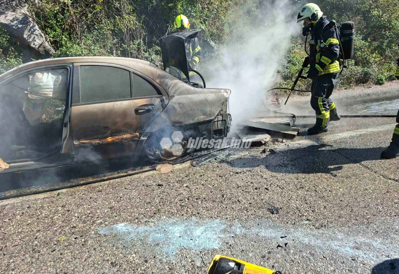 Vozilo je skoro u potpunosti uništeno