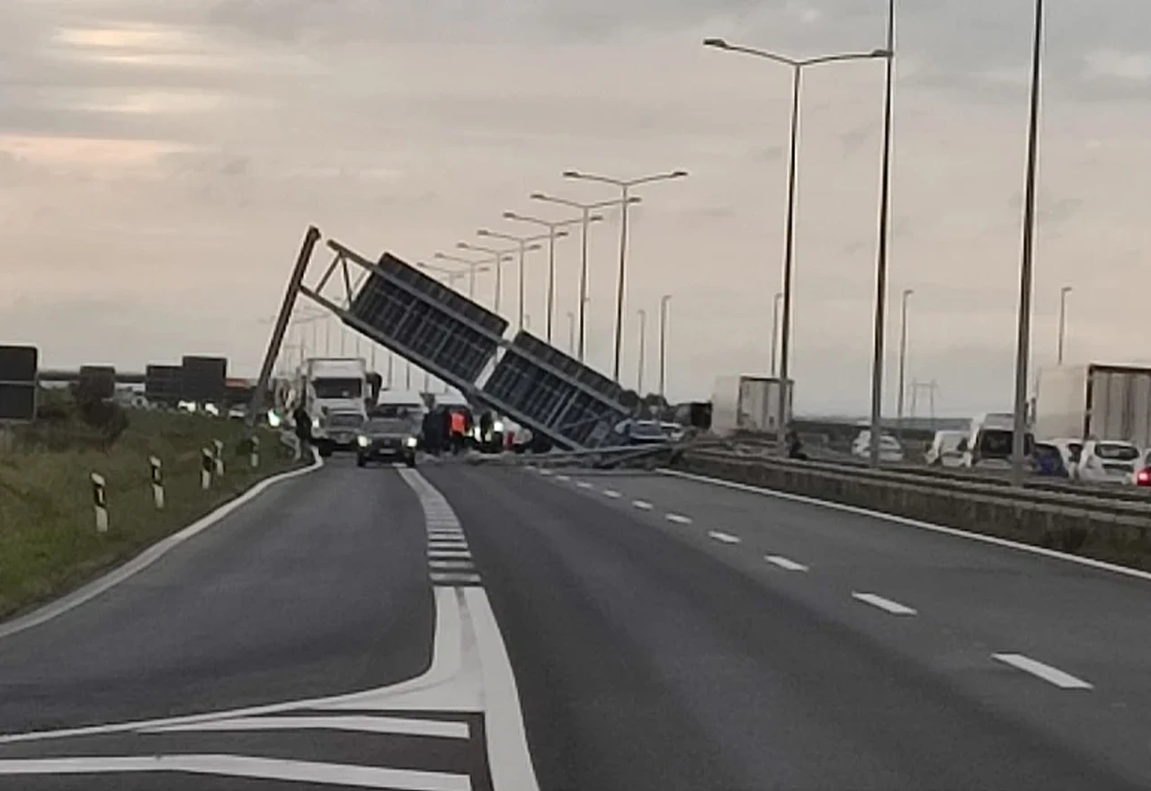 Metalna konstrukcija pala na autocestu
