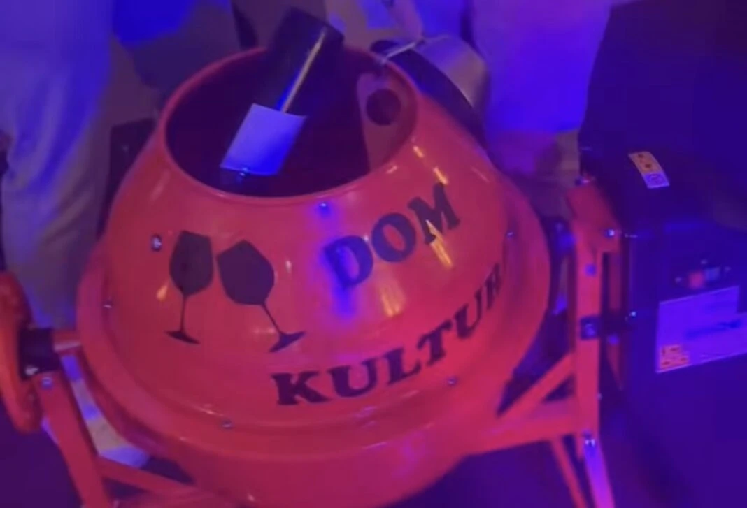 VIDEO: Ekipa iz Stoca upala na svadbu s "mini" mješalicom punom vina
