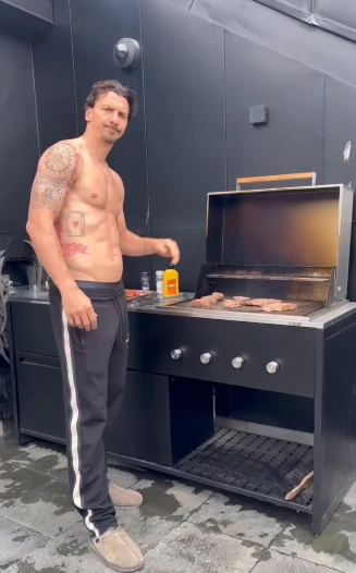 Zlatan Ibrahimović bez majice za roštiljem: Balkanski tata godine