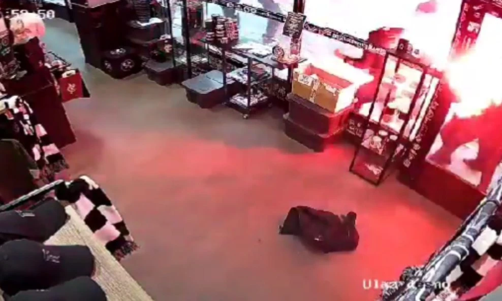 VIDEO | Brutalan sukob Delija i Grobara: Užarenom bakljom u glavu