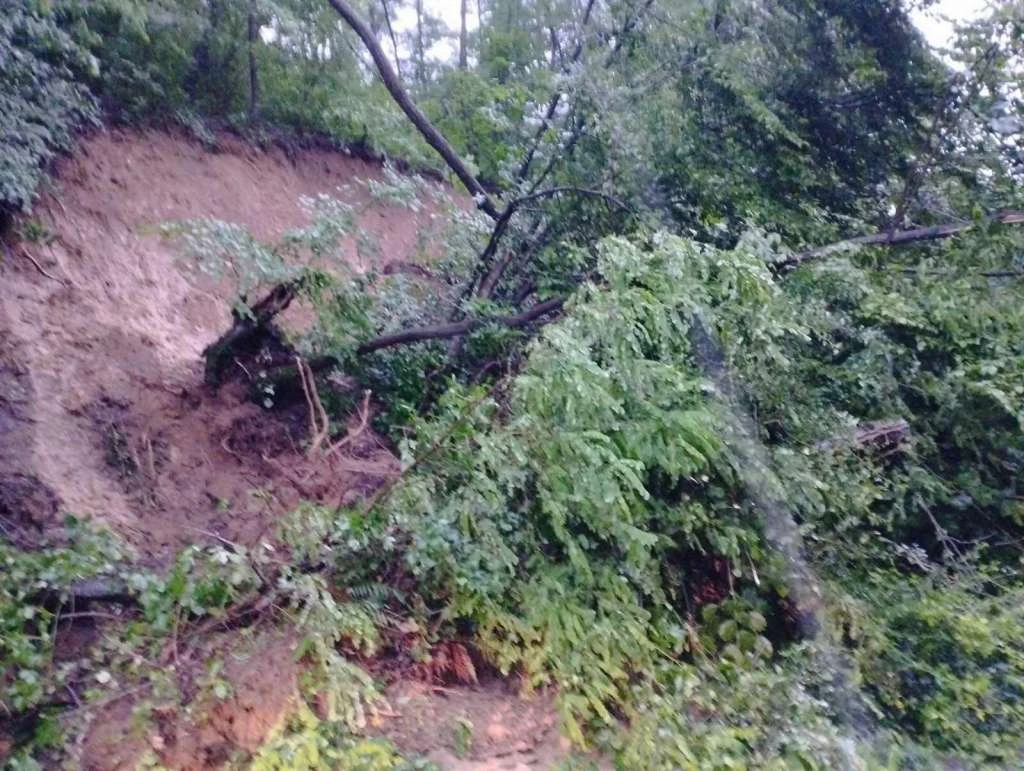 U Bugojnu klizišta prijete kućama, djeca ne idu u školu