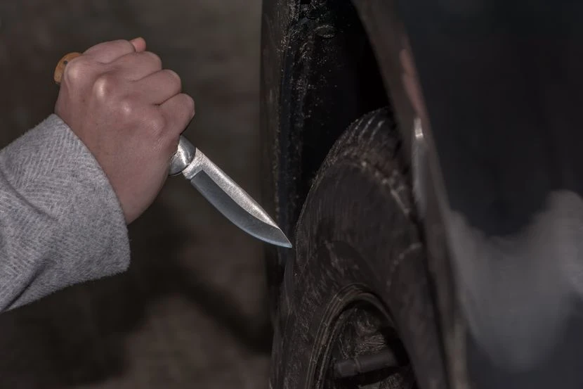 21-godišnjakinja u Makarskoj bušila gume na automobilima