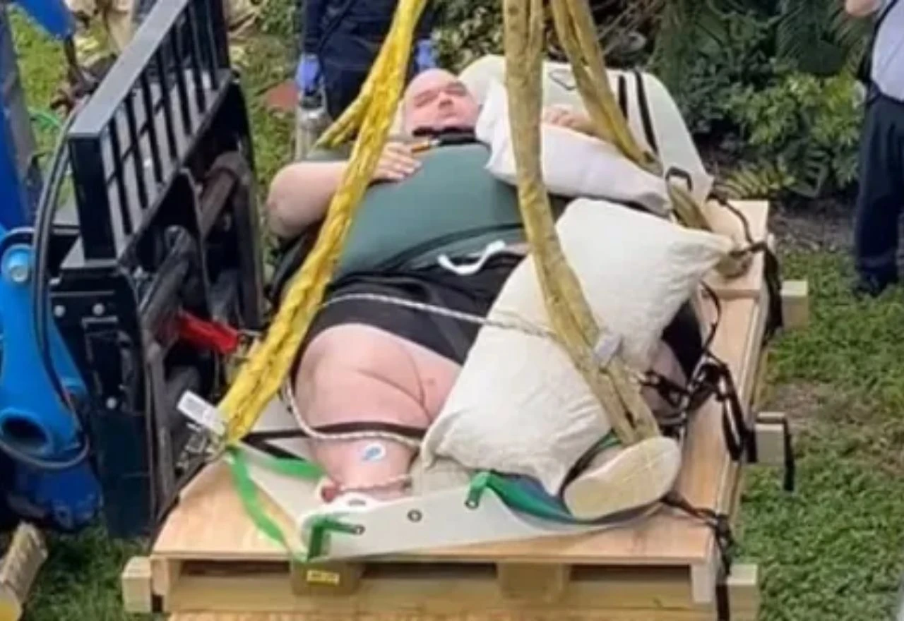 VIDEO | Hitna intervencija: Muškarca od 272 kilograma iz kuće izvlačili dizalicom