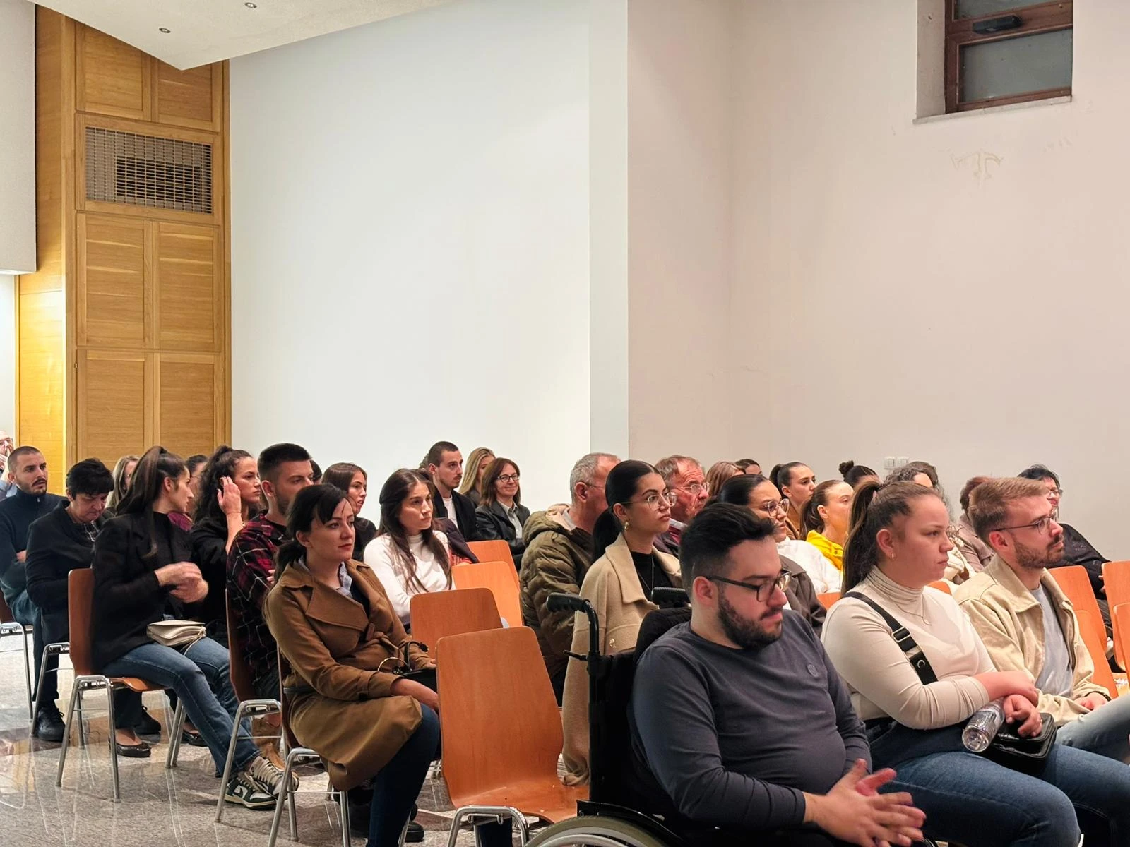 U Mostaru su se ovaj tjedan dijelili zagrljaji