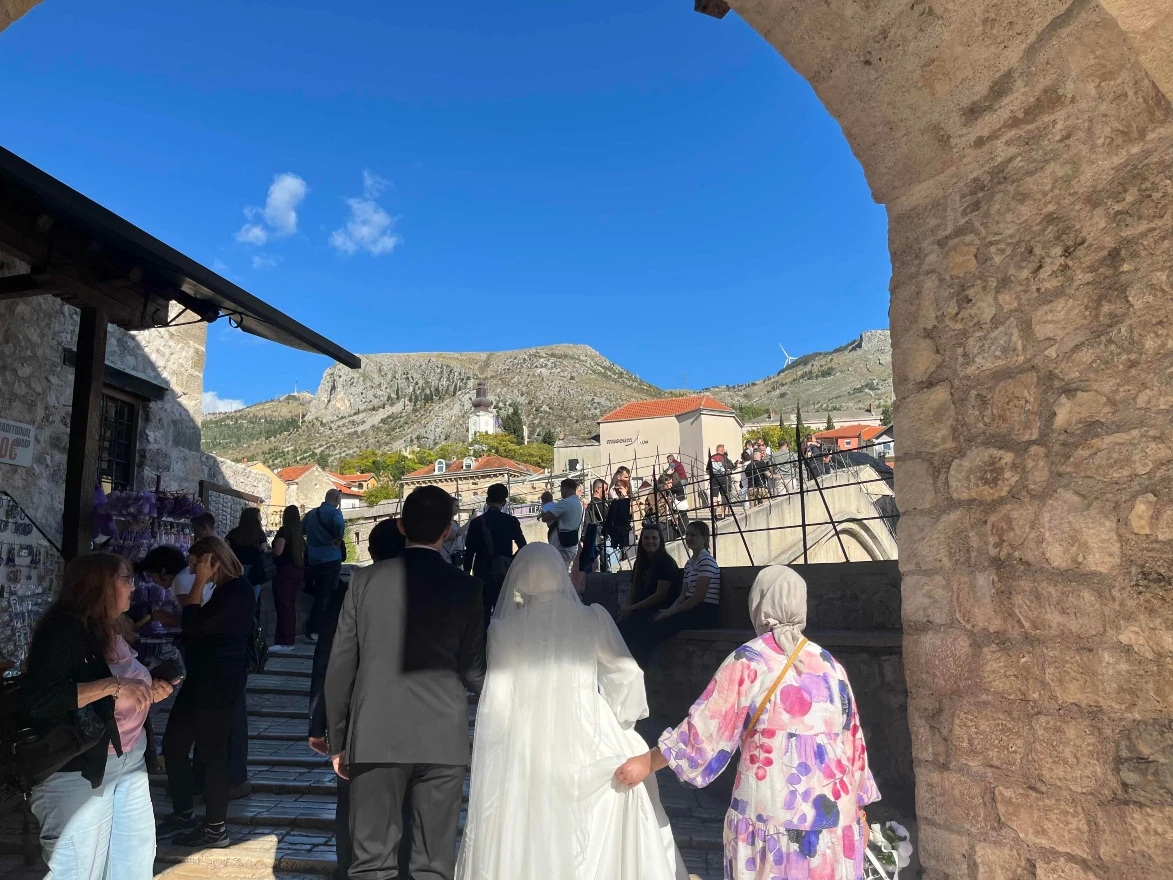 Iako je sezona pri kraju, Mostar i dalje vrvi turistima