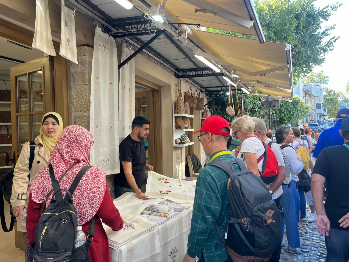 Iako je sezona pri kraju, Mostar i dalje vrvi turistima