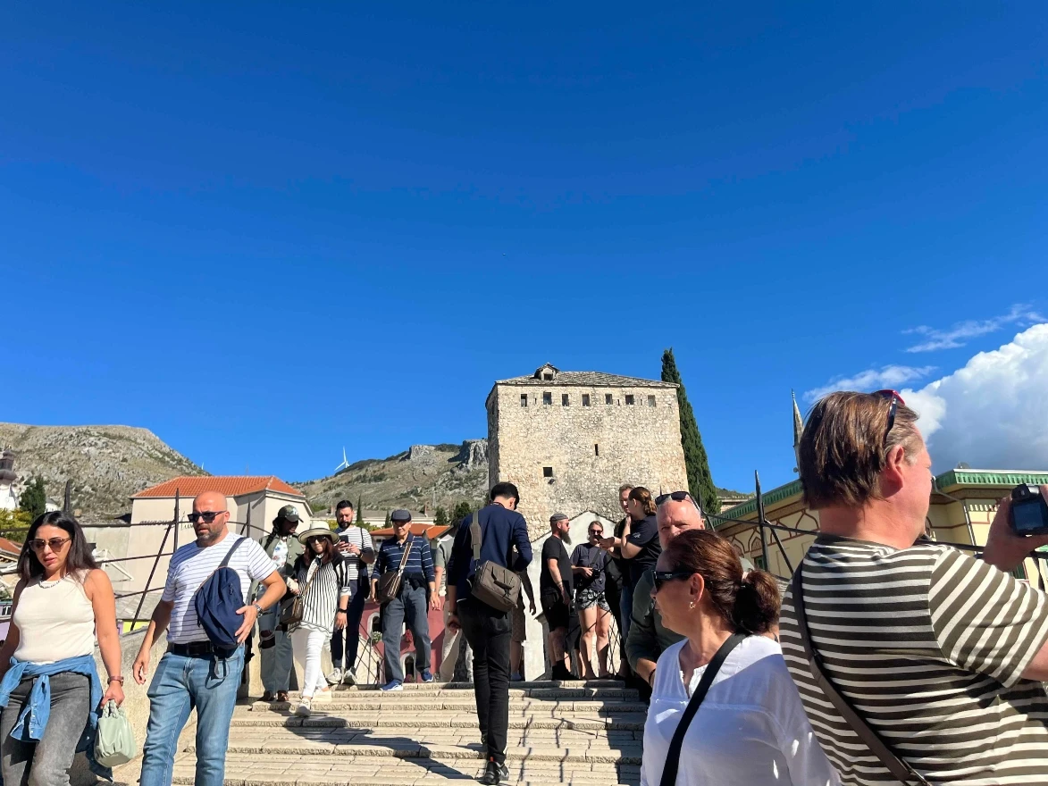 FOTO | Sezona na izmaku, ali Mostar i dalje pun turista
