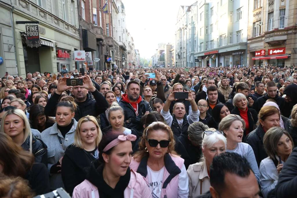 VIDEO | Sarajevo se oprostilo od Halida Bešlića – više od 20.000 ljudi ispred Vječne vatre