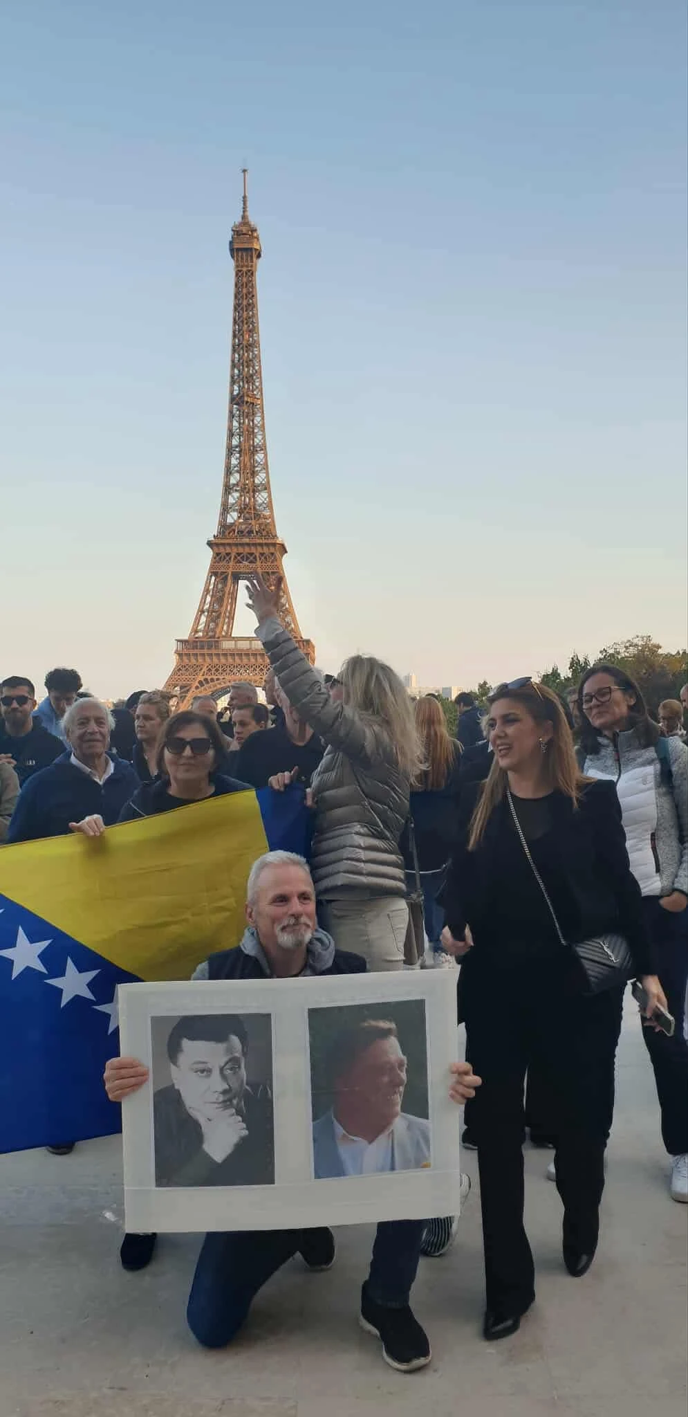 FOTO/VIDEO | I Pariz se oprostio od Halida Bešlića u suzama i pjesmi