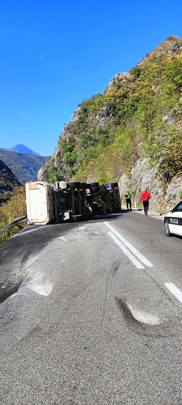 Teška prometna nesreća na M-17: Prevrnuo se kamion