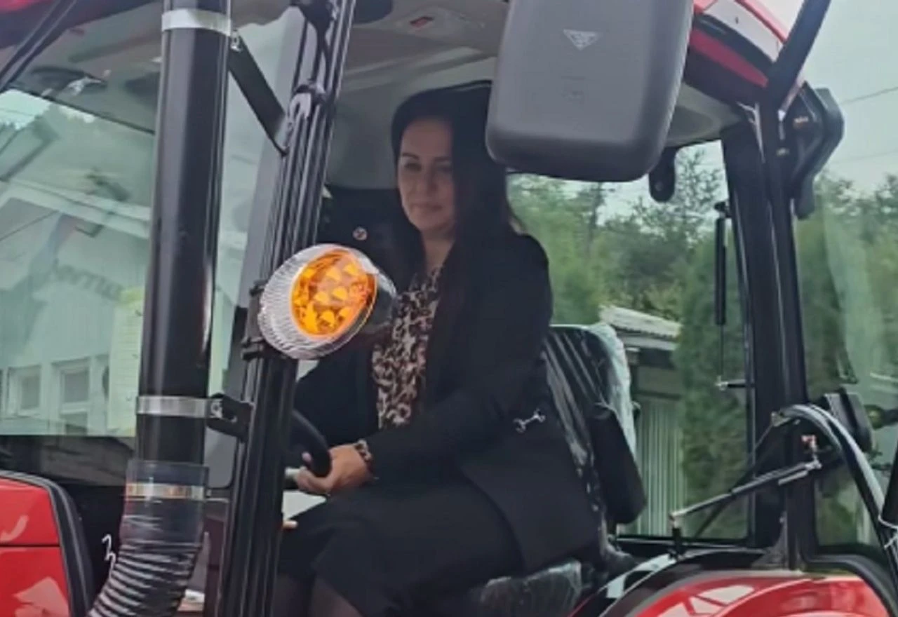 Pokazala kako se to radi: Snimak načelnice dok vozi traktor u štiklama postao viralan