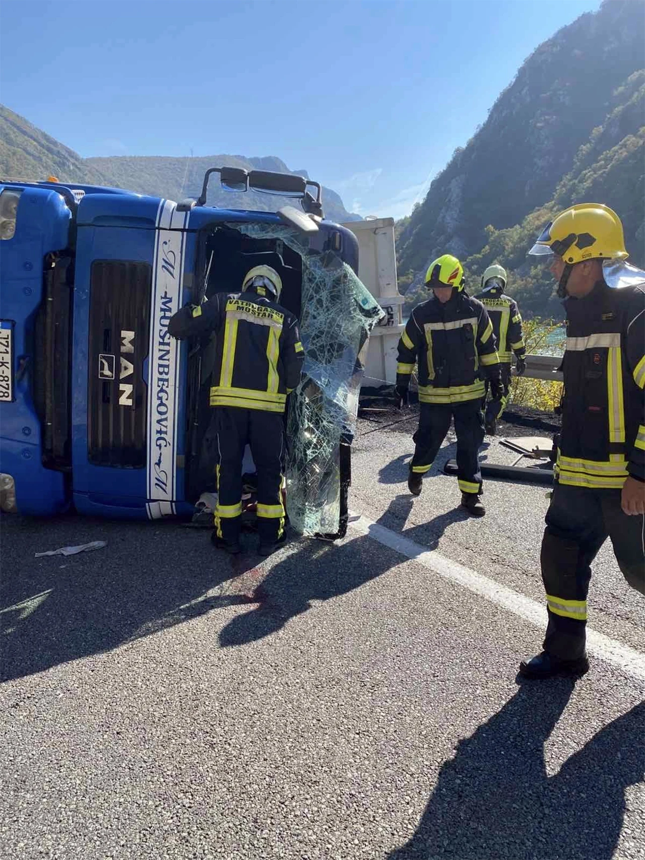 Vatrogasci interveniraju na mjestu nesreće