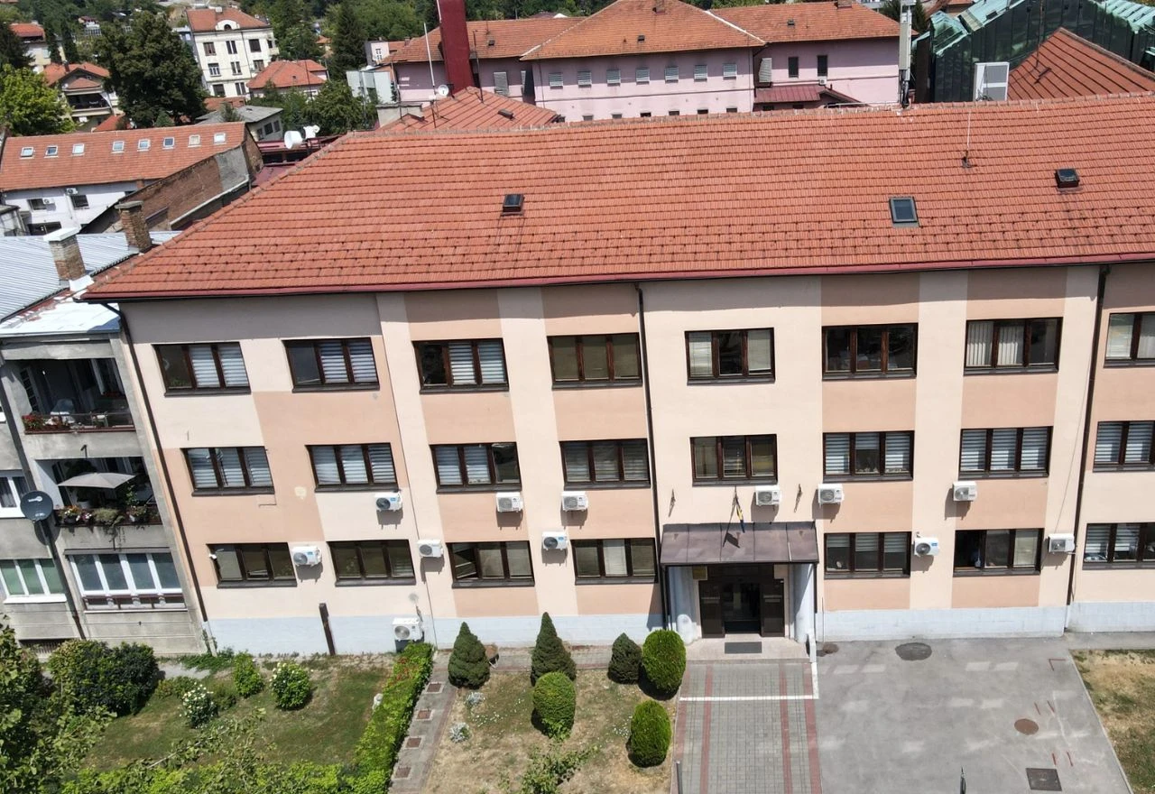 Roditelj napao učiteljicu u dvorištu škole u Tuzli