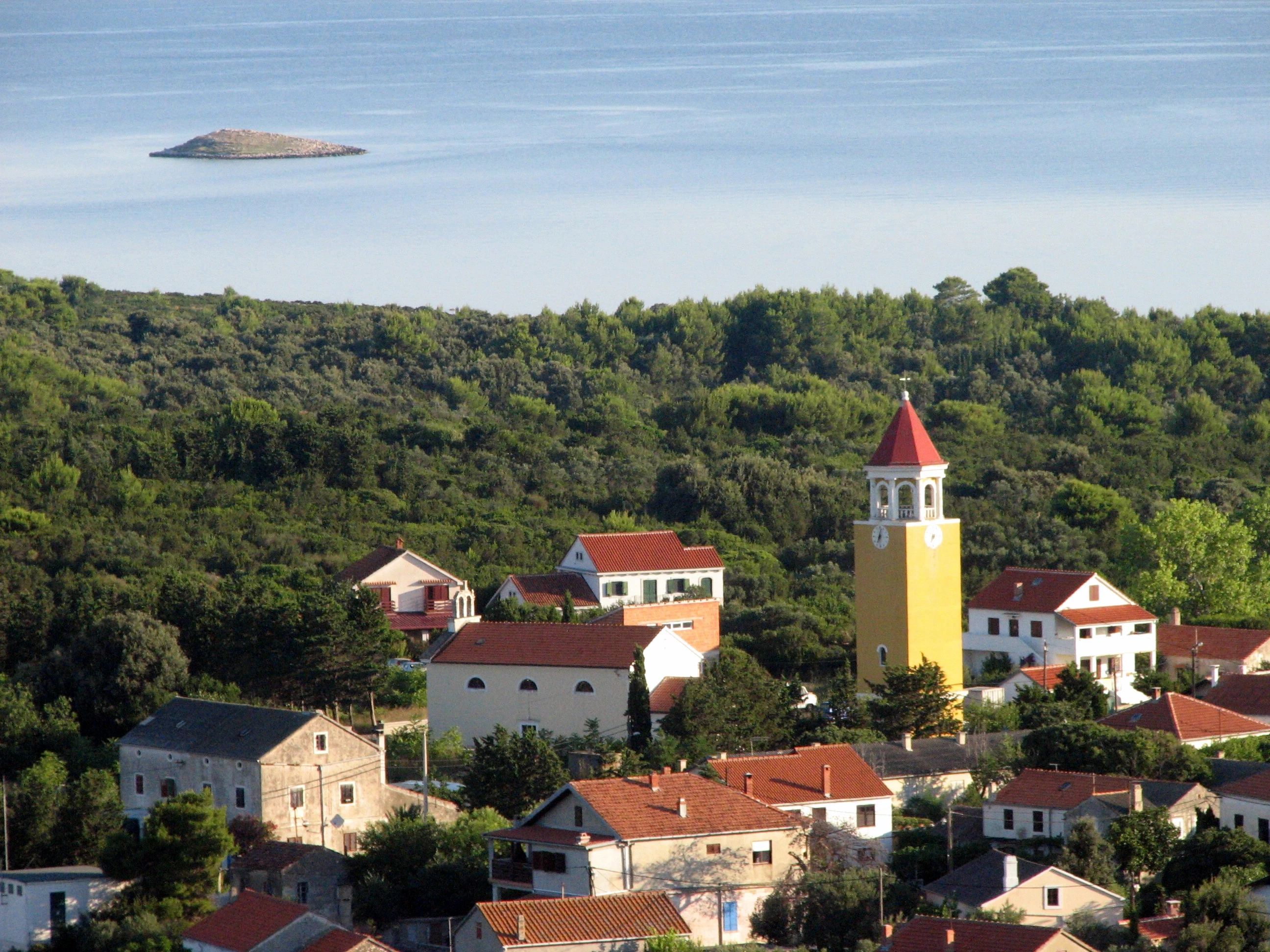 Hrvatski otok postao poprište neobične borbe: Stanovnici se ne usude izlaziti nakon mraka