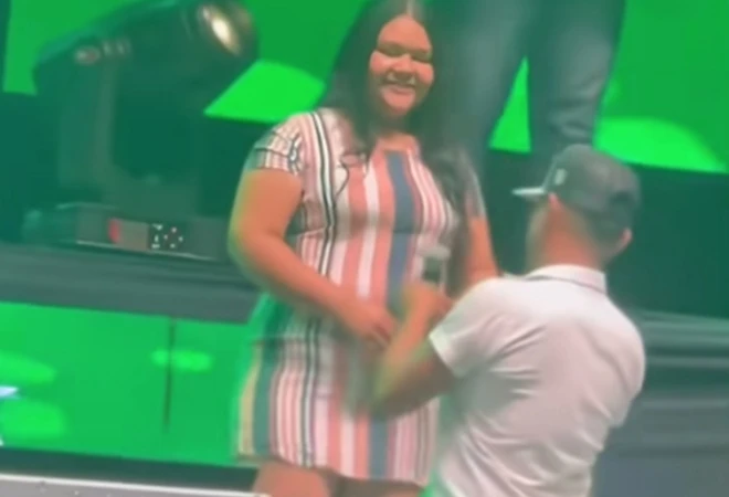 Dvostruka igra: Zaprosio djevojku na koncertu pa se sjetio da ima ženu