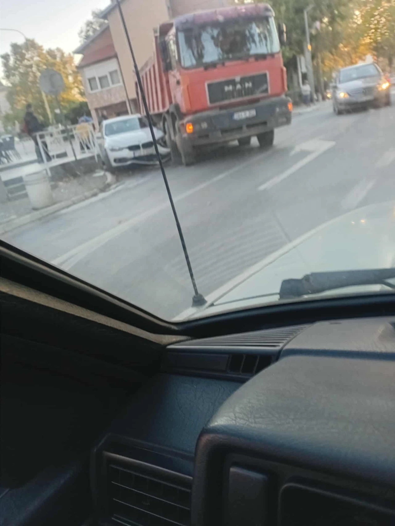 Nesreća u središtu Čitluka: Sudarili se kamion i BMW