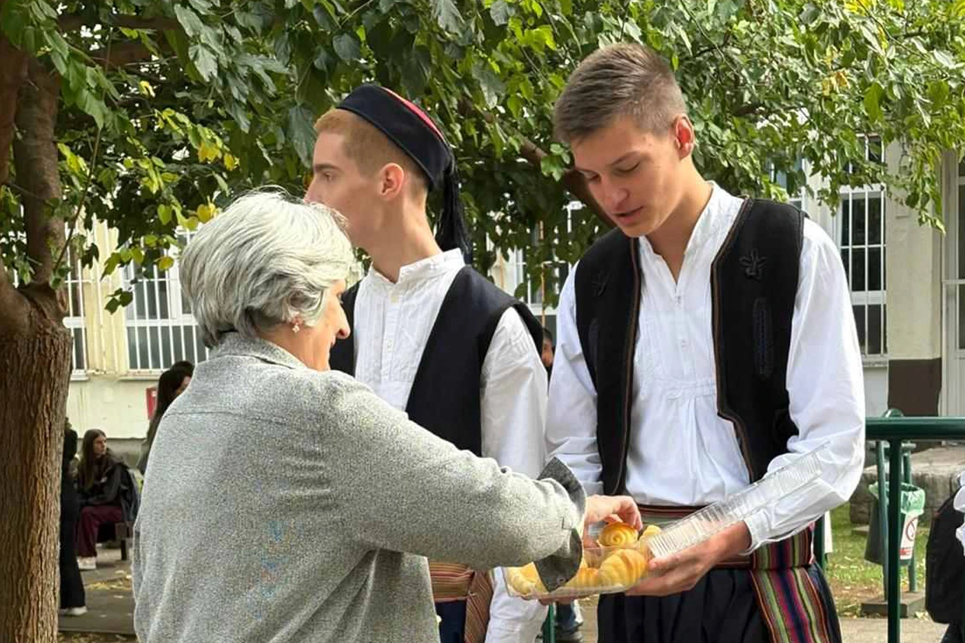 Dvorištem mostarske škole mirisali su pecivo i kolači