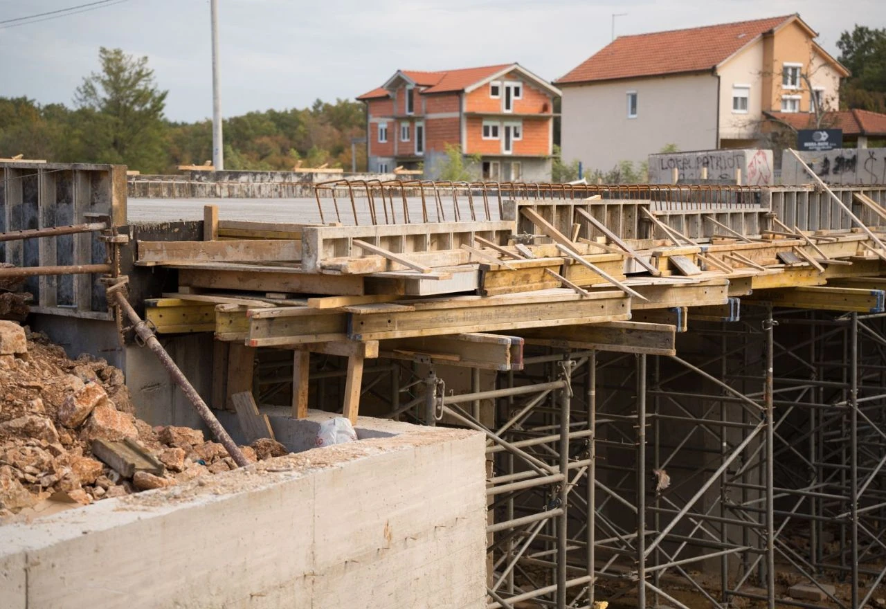 Završeno postavljanje armirano-betonske ploče mosta