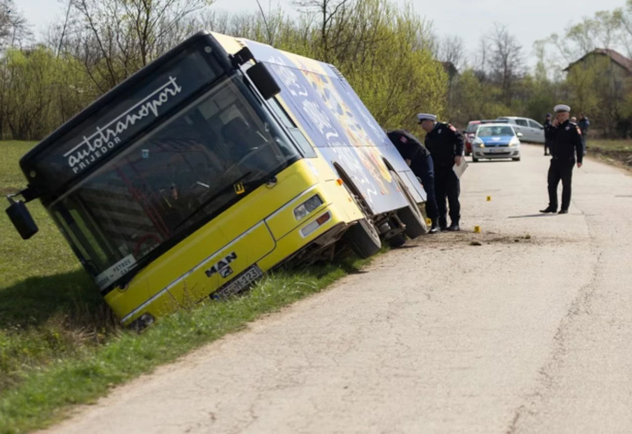 Najmanje dvije osobe poginule u prevrtanju autobusa