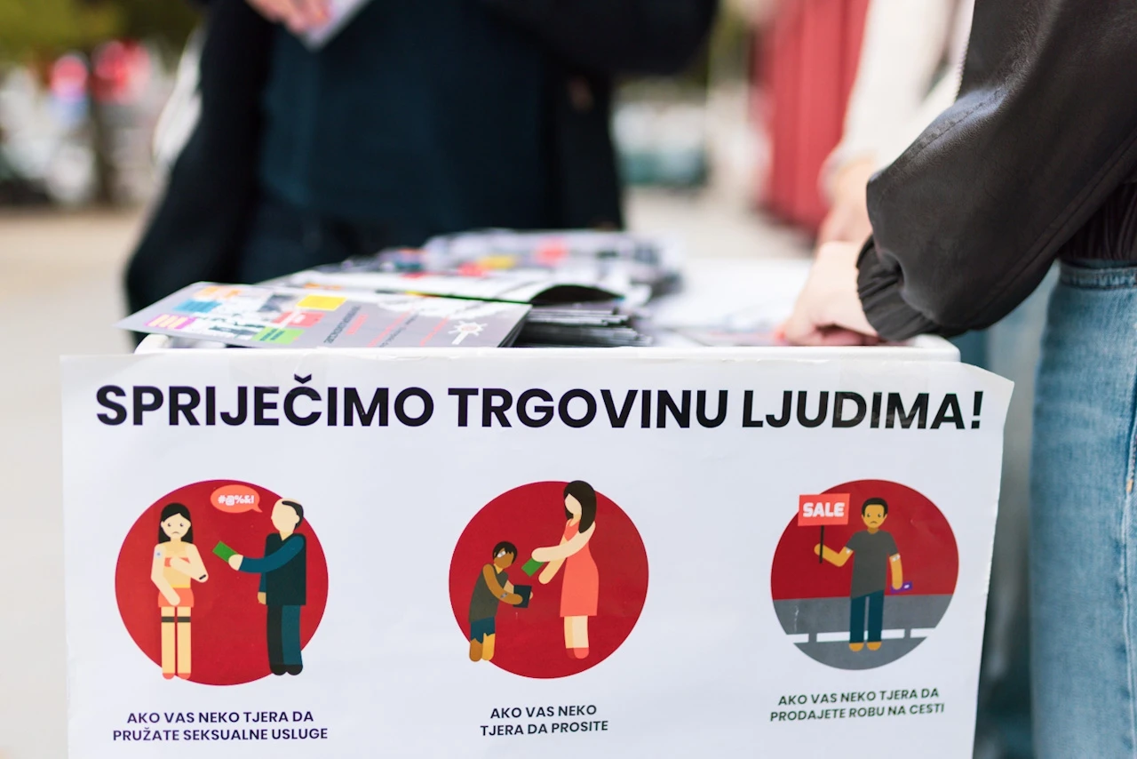 Djevojke ucjenjuju eksplicitnim sadržajima, djevojčice tjeraju na brakove, a djecu na prosjačenje