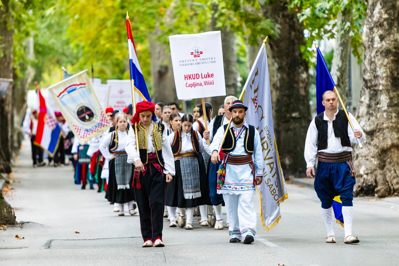 FOTO | Folkloraši prošetali mostarskim ulicama: Održana Državna smotra izvornog folklora Hrvata u BiH