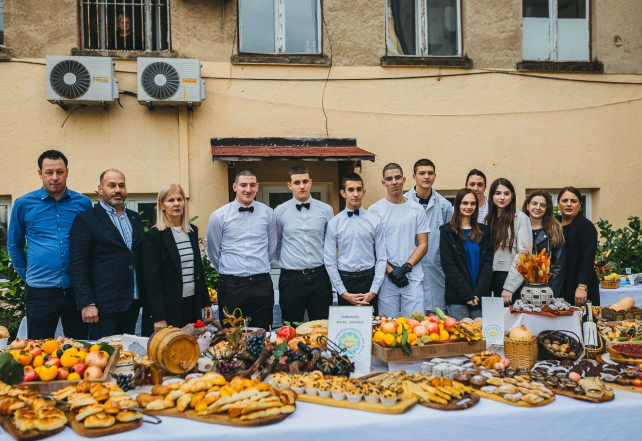 FOTO | Mostar: Mirisi kruha i jabuka ispunili dvorište Srednje turističko-ugostiteljske škole
