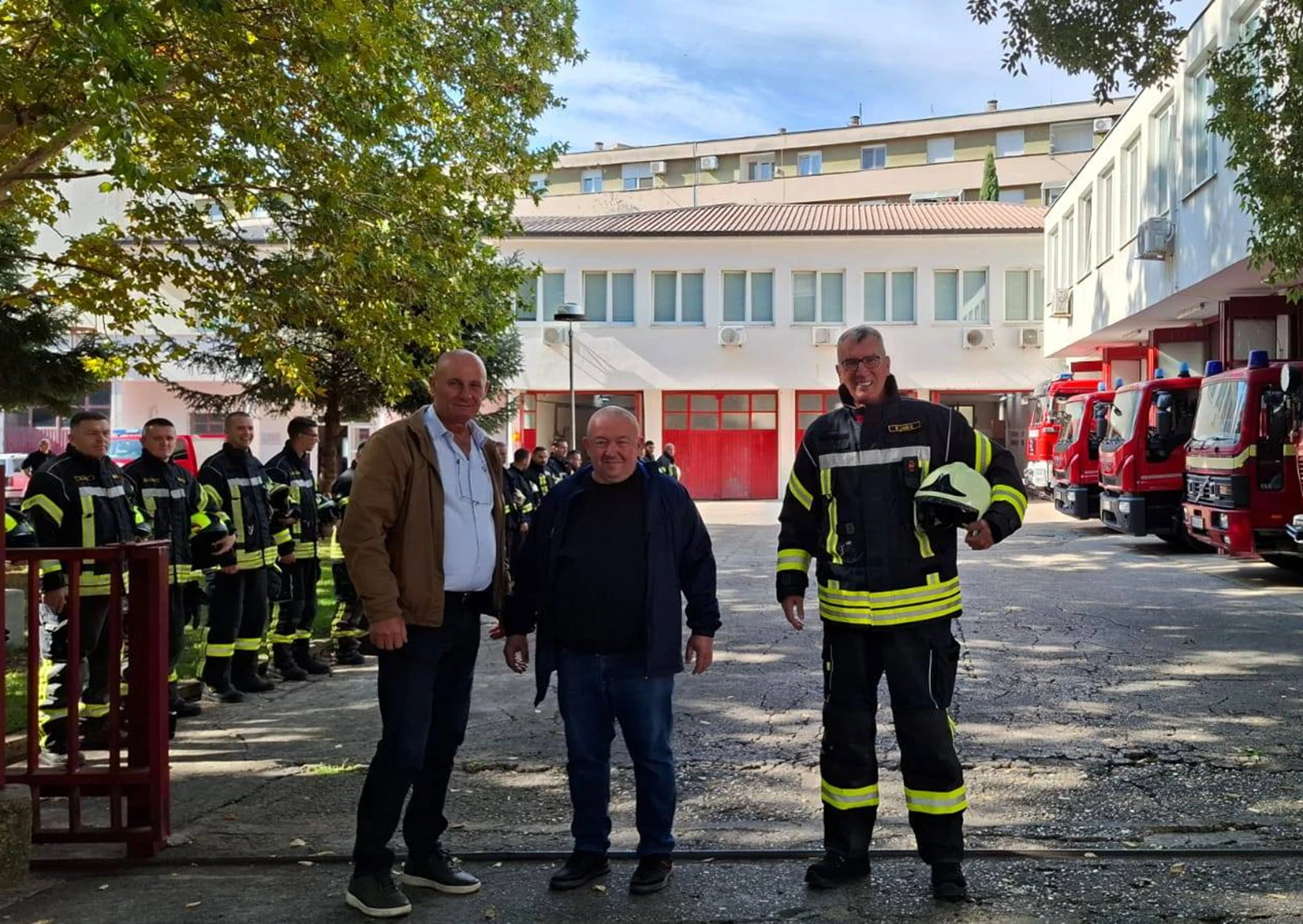 Foto | Mostarski vatrogasci ispratili kolege u mirovinu: Zaslužili ste!