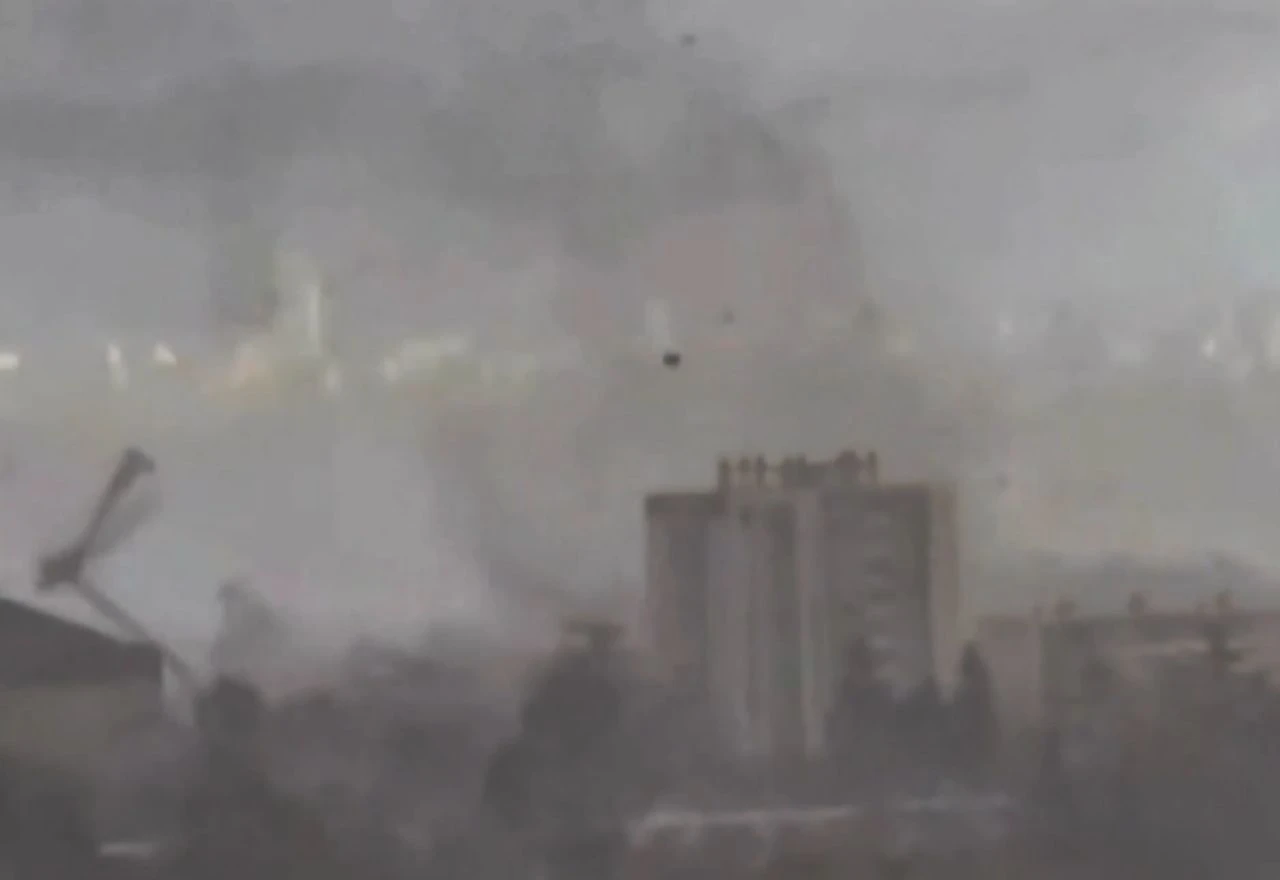 VIDEO: Tornado poharao sjever Pariza, jedna osoba poginula