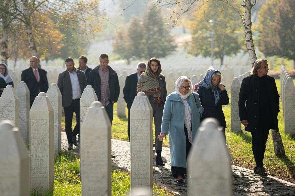 Delegacija Parlamenta FBiH odala počast žrtvama genocida u Srebrenici