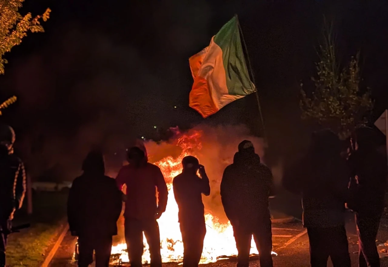 Kaos u Dublinu: Prosvjednici zapalili policijski automobil, traže pravdu