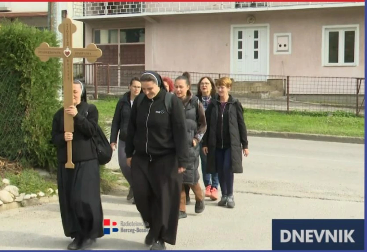 VIDEO | Časne sestre i vjernice hodočaste od Slavonskog Broda do Sarajeva
