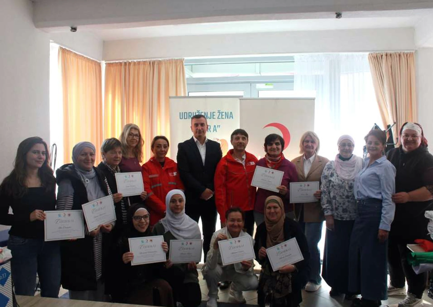 Polaznici škole šivanja u Konjicu dobili šivaće strojeve i certifikate