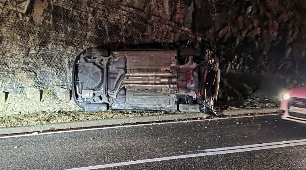 Nesreća kod Grabovice: Automobil završio na krovu