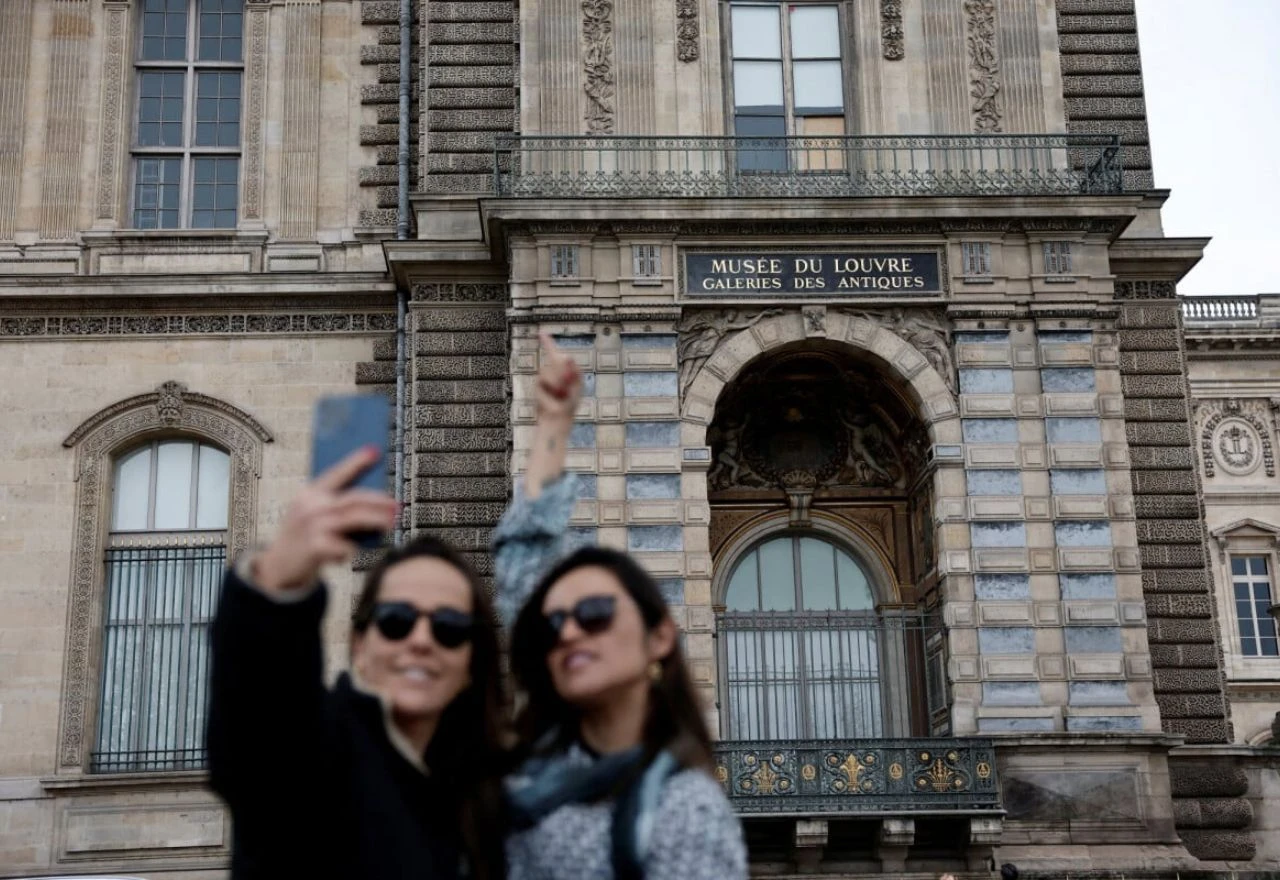Pljačka u Louvreu pretvorila se u turističku atrakciju